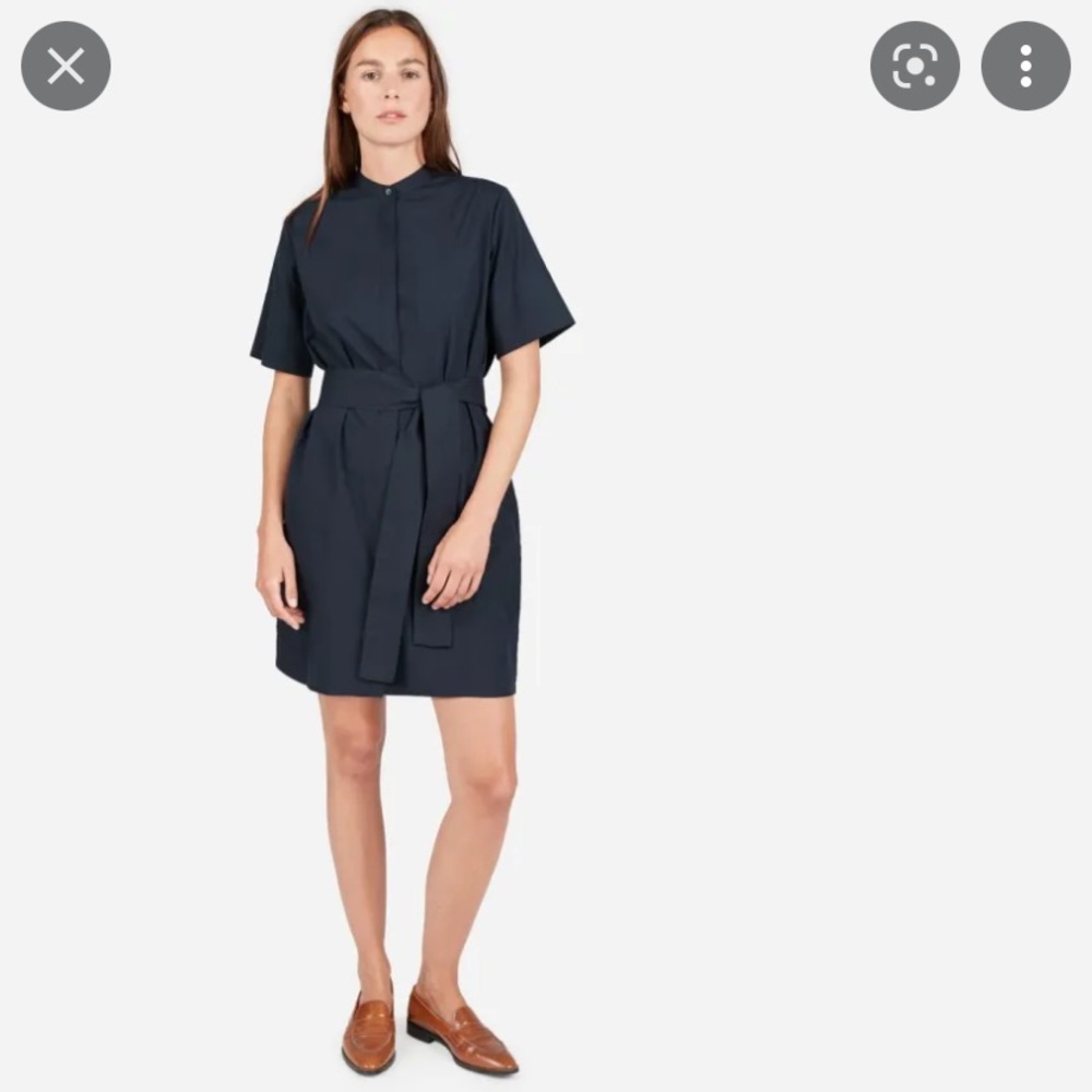Everlane size 0 short sleeve button down poplin dress in navy.